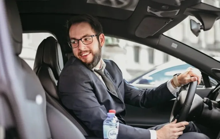 Chauffeur privé avec pancarte à l'aéroport de Marrakech Ménara